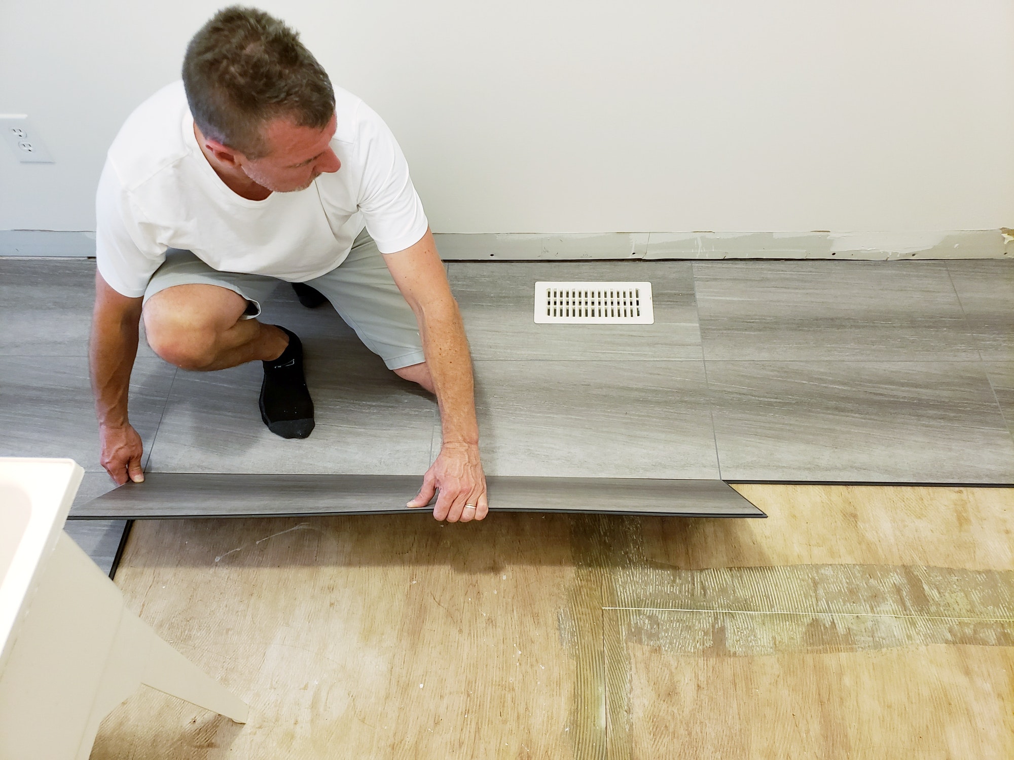 flooring-installation-updating-floor-to-new-laminate-clipboard-that-looks-like-ceramic-tiles.jpg