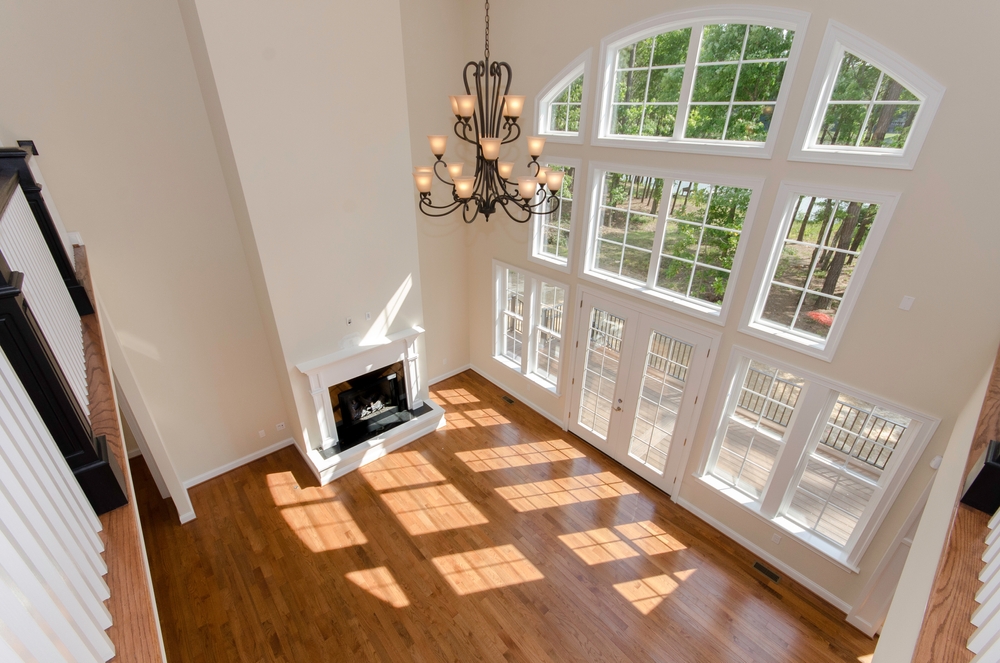 Bright,Living,Room,With,High,Ceilings,,Beautiful,Windows,And,Hardwood